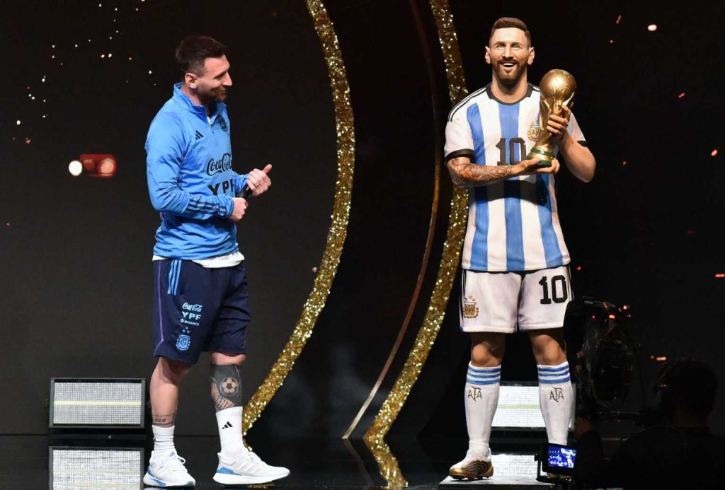 Messi receives his statue with the World Cup