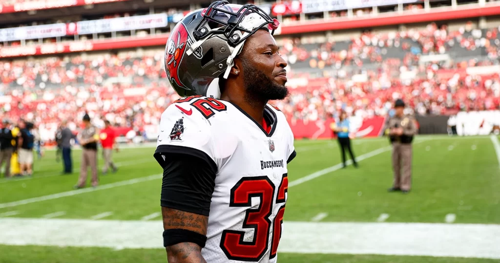 Former Buccaneers Safety Mike Edwards Signs with Kansas City Chiefs 