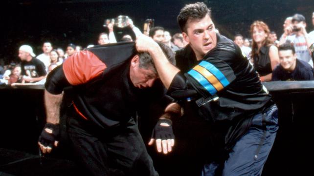Shane McMahon (w/ Linda McMahon) v/s Vince McMahon (w/ Stephanie McMahon)