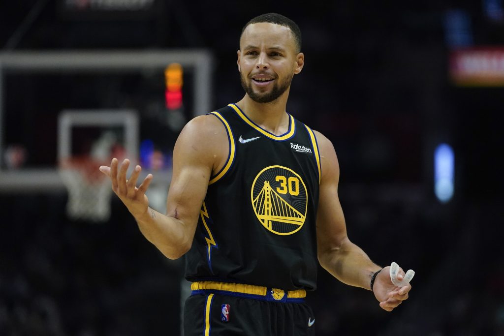 Steph Curry’s Showing His Strength Against The Suns’ Guard Chris Paul