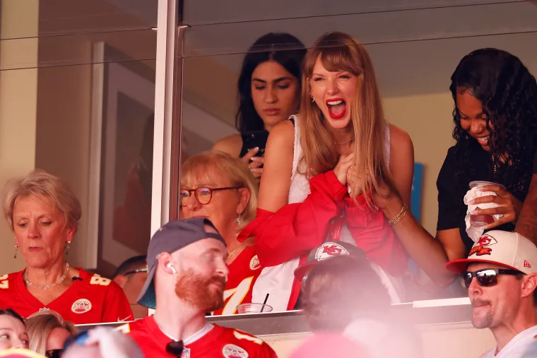 Taylor Swift’s Bizarre Comment From Radio Hosts Is Being Critisize By NFL Fans