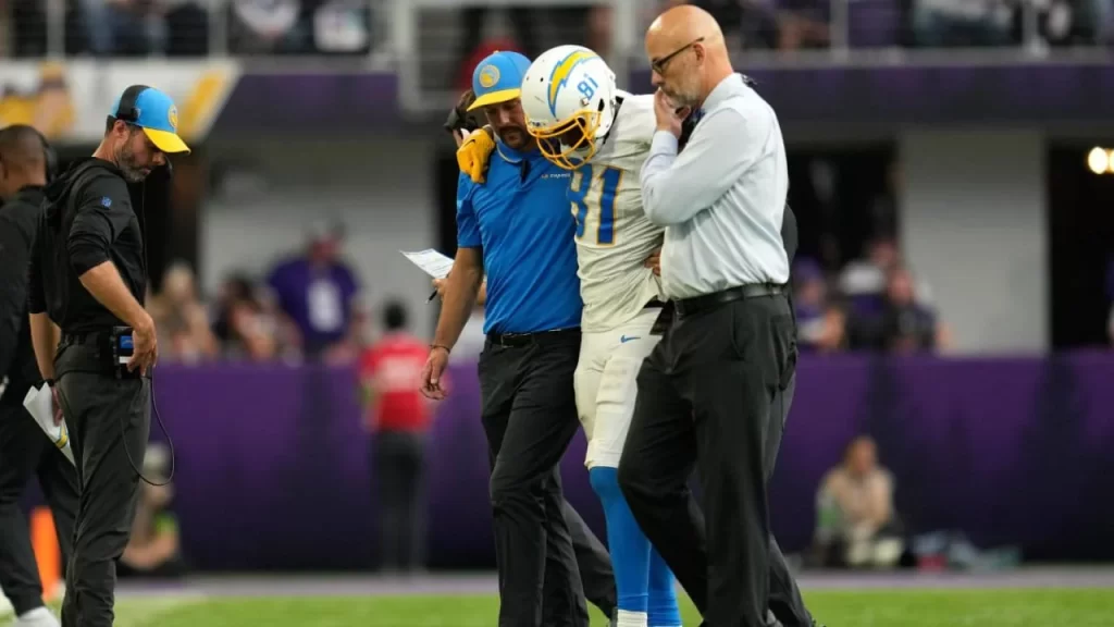 Chargers WR Mike Williams suffers season-ending knee injury