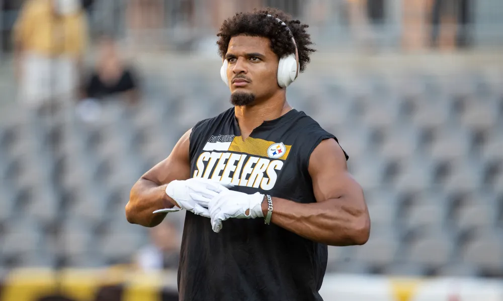 Steelers Safety Minkah Fitzpatrick Roped Off Logo In Middle Of Locker Room