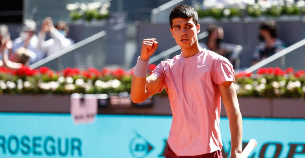 Carlos Alcaraz trains with his brother Alvaro before of the Shanghai Masters 3R match