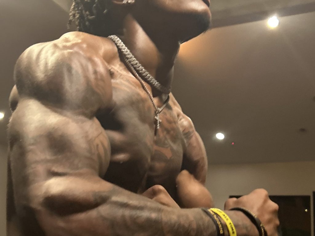 Viral Photo: Deion Sanders’ Top 2024 Recruit Takes the Internet by Storm Going Shirtless