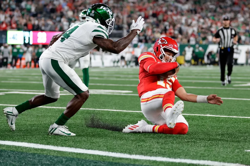 Patrick Mahomes overcomes an unusual night to lead the Chiefs to a narrow victory over the Jets.